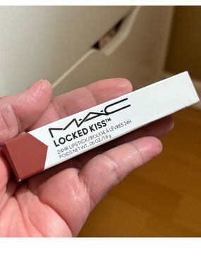 New,M-AC LOCKED KISS 24HR LIPSTICK 99 EXTRACHILI A kissproof and transfer-proof.
